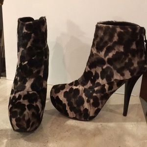 Stuart Weitxman faux fur leather booties size 7M
